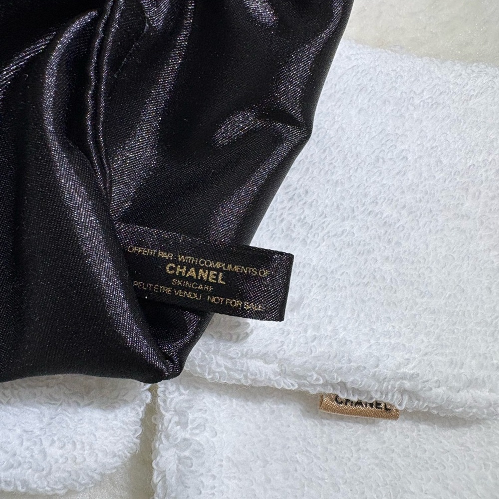 CHANEL Sublimage Black Eye Mask and White Terry Pads - Picture 7 of 10